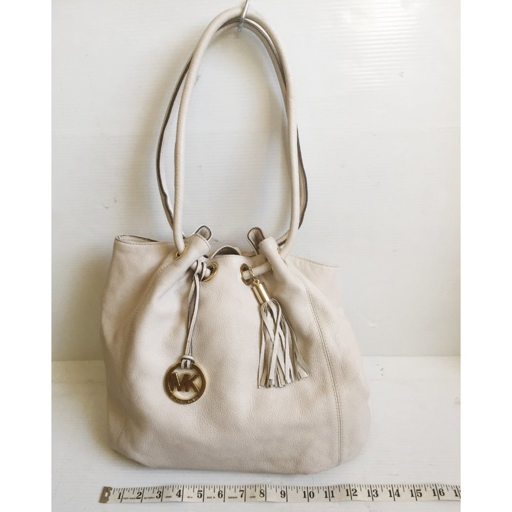 𝐌𝐈𝐂𝐇𝐀𝐄𝐋 𝐊𝐎𝐑𝐒 ~ MK East West RING TOTE SHOULDER BAG